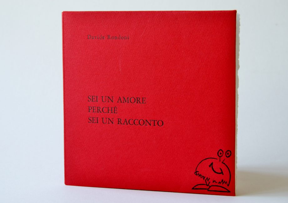 Libro d’artista composto da una poesia di Davide Rondoni con un’acquaforte originale dell’autore e testo critico di Elisabetta Motta. Stampato tipograficamente con torchio a mano con caratteri Garamond su carta Alcantara da Luciano Ragozzino. La Tiratura è di 55 esemplari numerati e firmati. Edizioni Il Ragazzo innocuo, Milano, 2013. Formato 16 x 16 cm