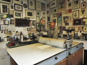 Luciano Ragozzino mentre stampa con il torchio calcografico- ph E. Motta