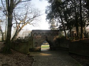 Le antiche mura del parco e una delle porte d’ingresso
