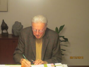 Giorgio Orelli mentre firma Ragni, La buca delle lettere Lithos, 2012 (1)